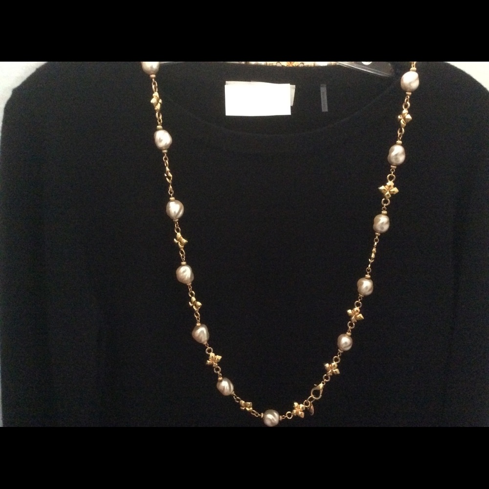 Saint John pearl necklace